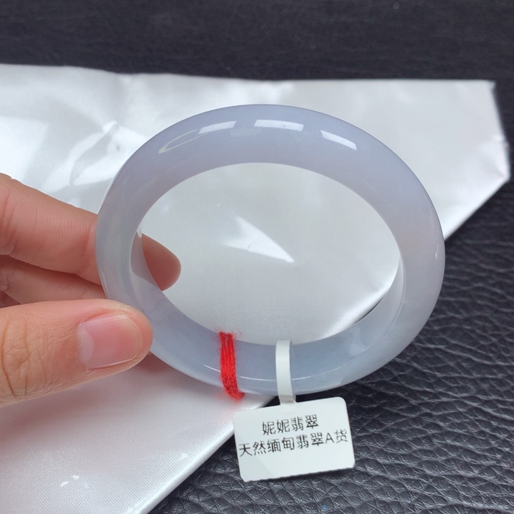 翡翠手镯未镶嵌。