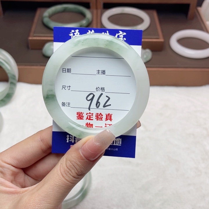 石英质玉未镶嵌手镯汉****姐