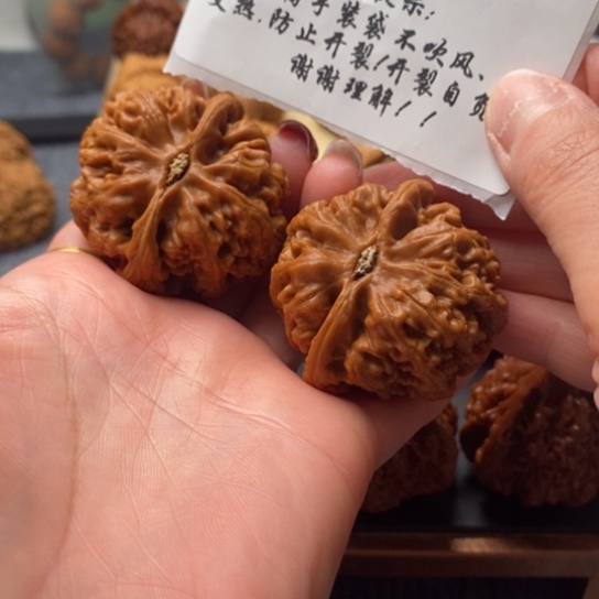 、***木文玩核桃吊坠44粗筋463