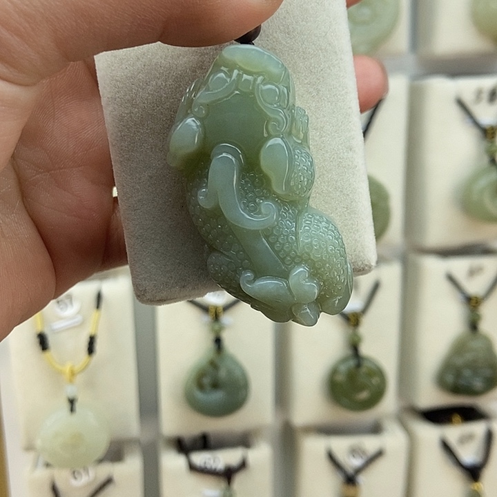 不***脸和田玉未镶嵌颈饰