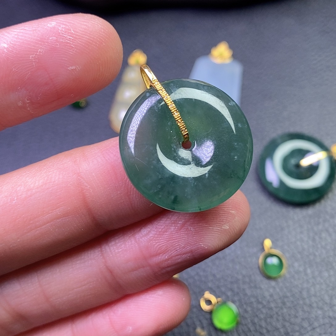 颈饰18K金镶嵌翡翠刘**味