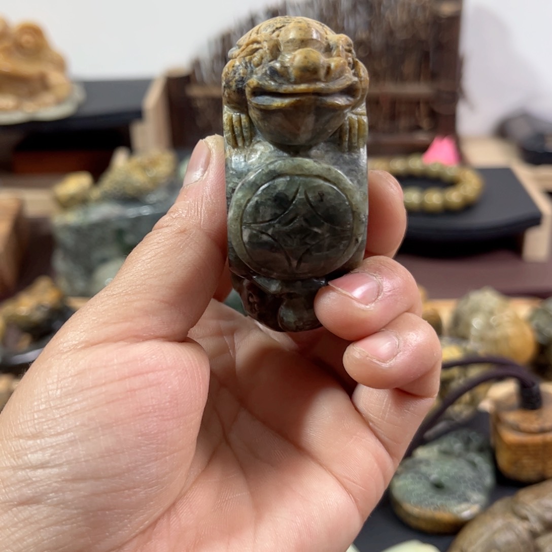 岫岩河磨玉（透闪石质玉）未镶嵌把件狂*