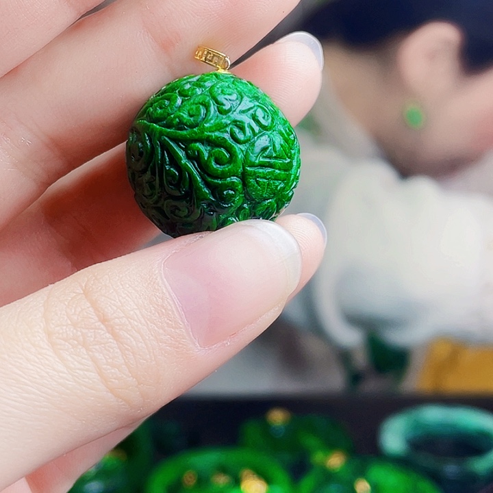 翡翠18K金镶嵌颈饰多样性