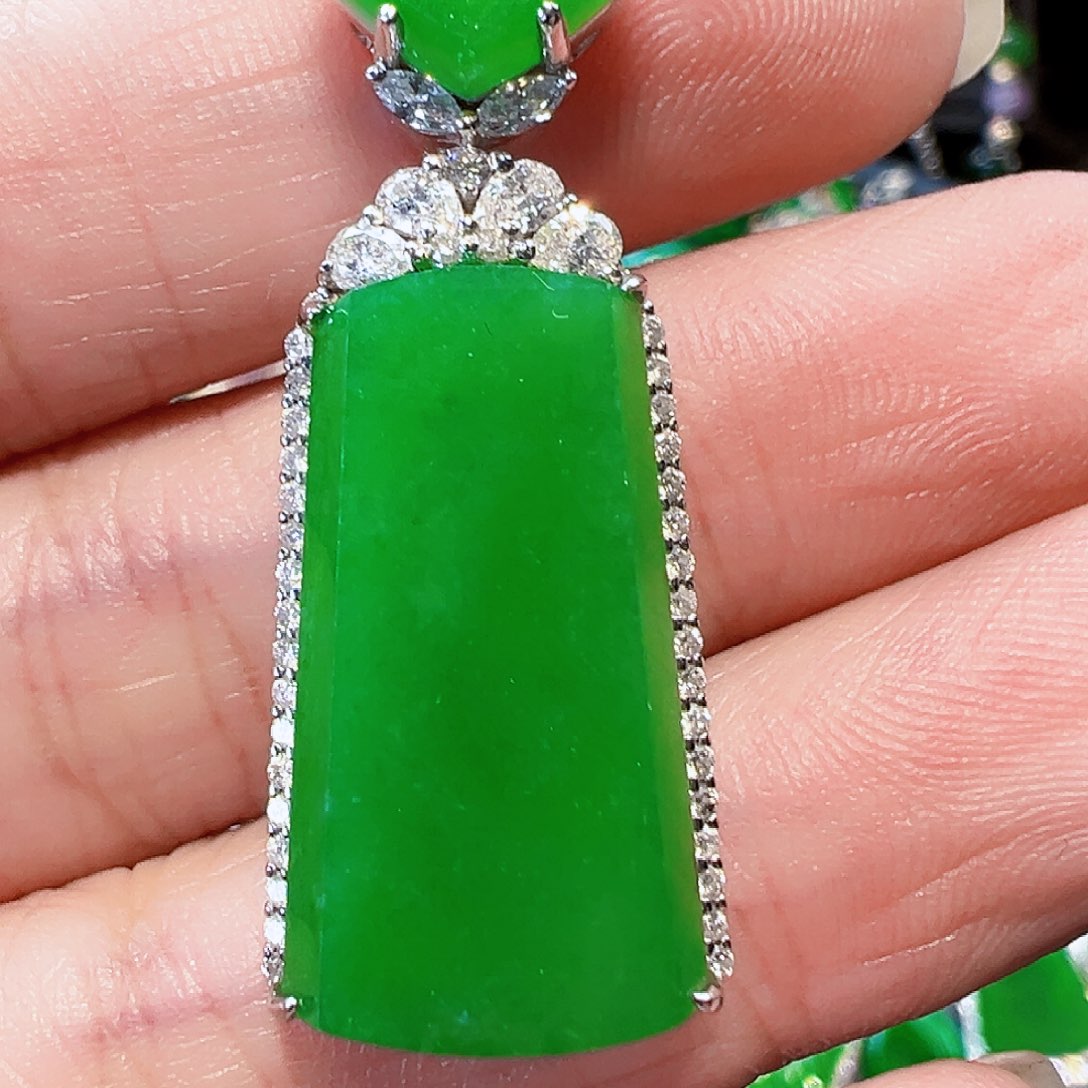 翡翠颈饰18K金镶嵌签收后24小时鉴赏期