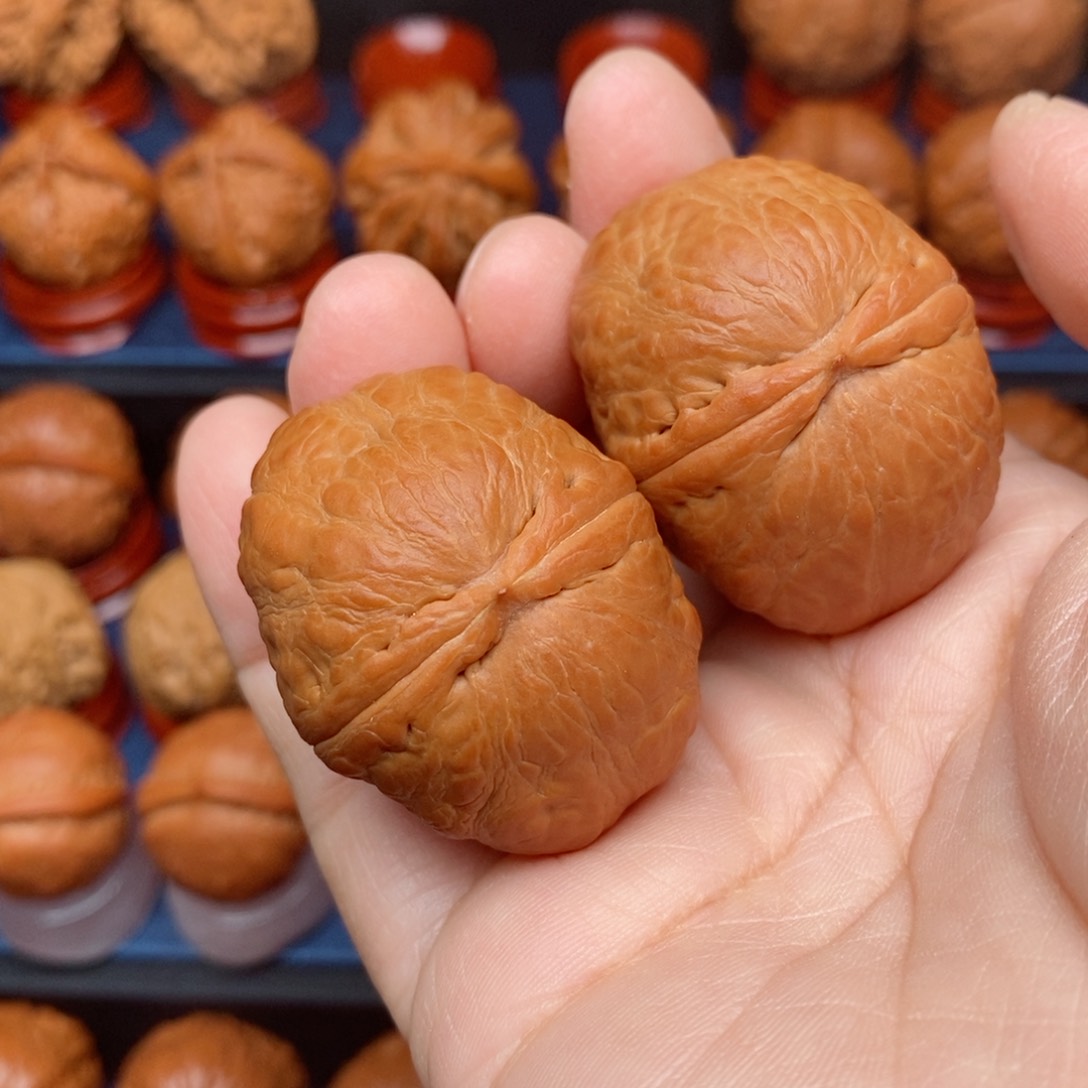 把件文玩核桃成***。手捻