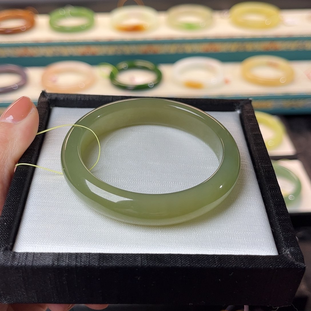 和田玉手镯未镶嵌楠**困