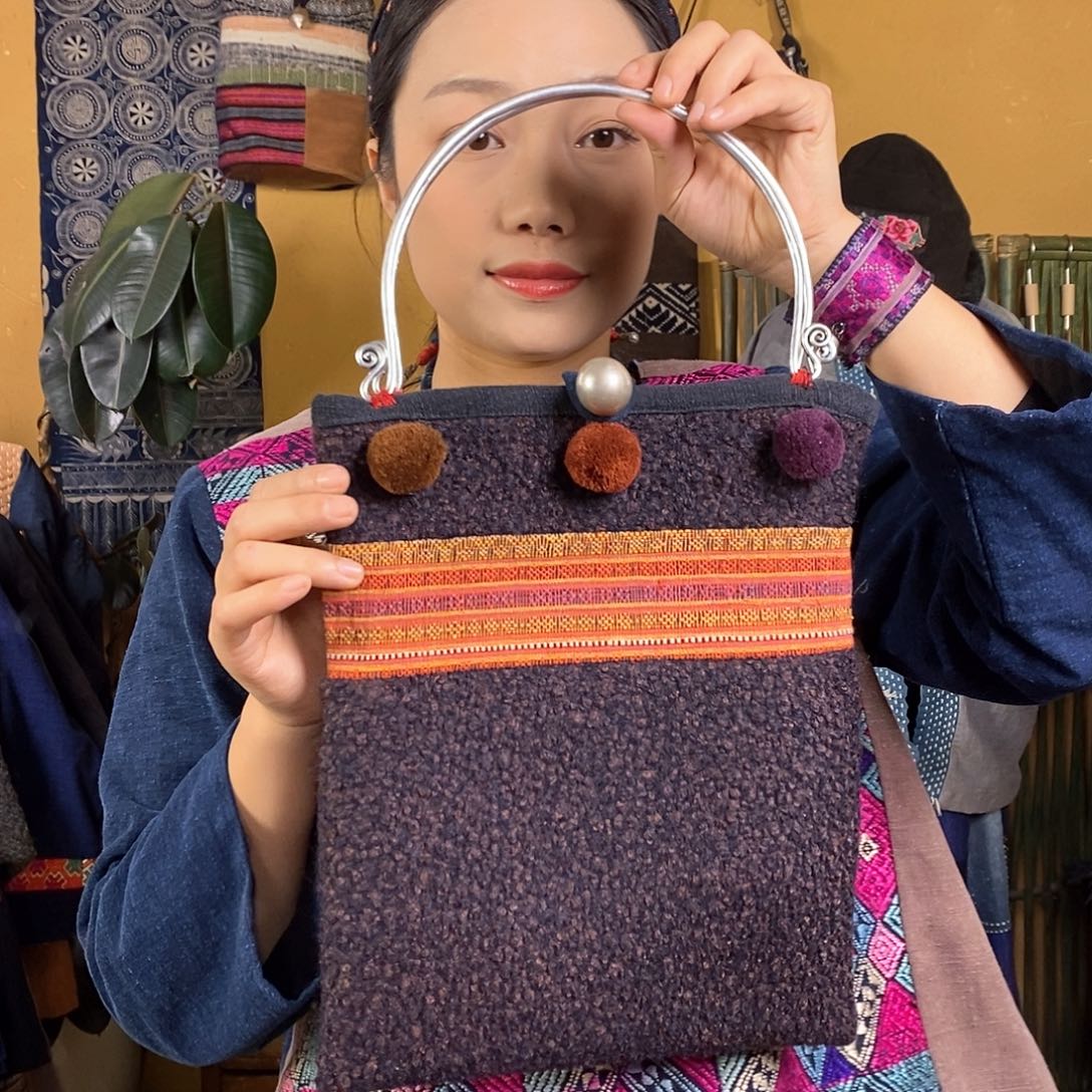 刺绣手工制作老绣包包