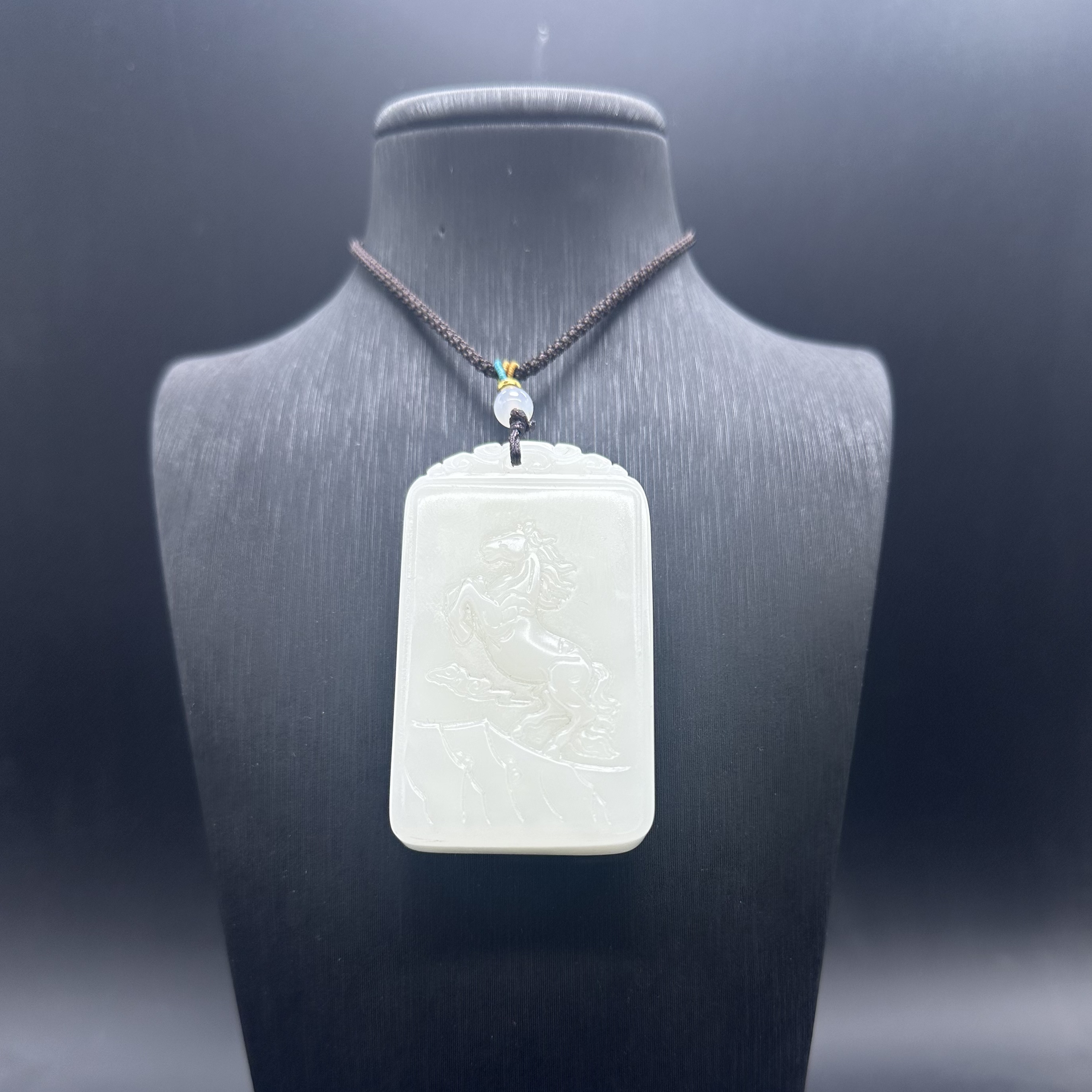 荔枝肉雕头马到成功挂件20067