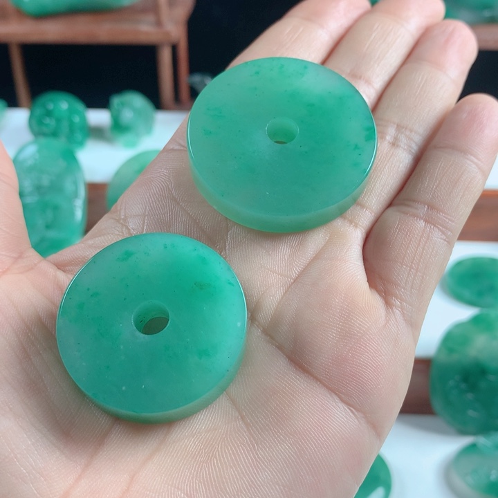 石英质玉吊坠未镶嵌顽**来