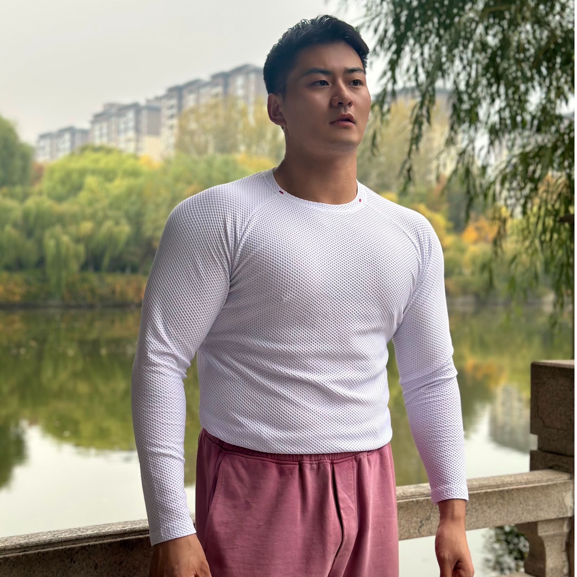 WorkoutFrenzy高弹网眼泡泡布运动长袖插肩袖透气秋季长袖T恤显大