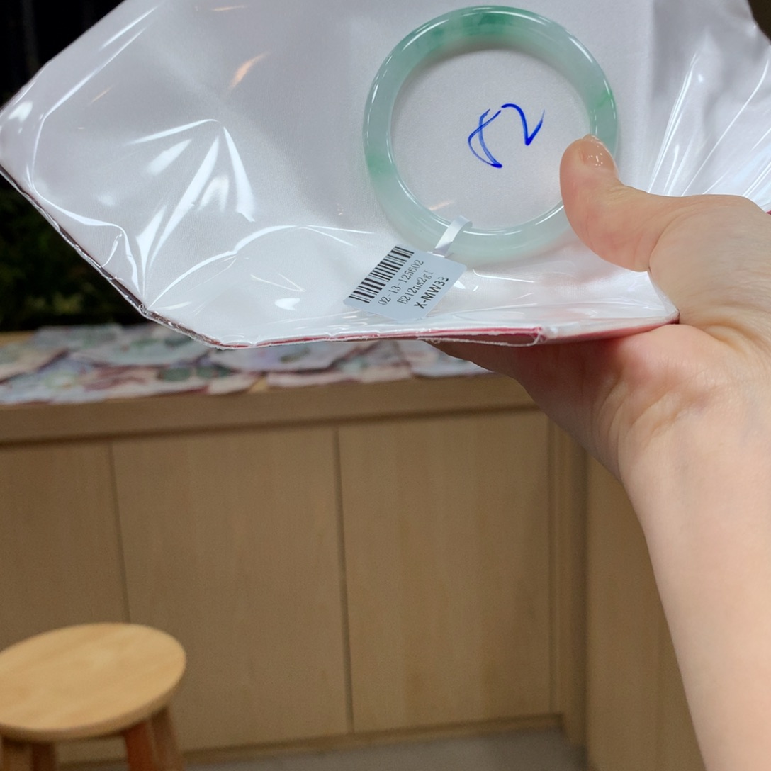 翡翠手镯未镶嵌不退不换