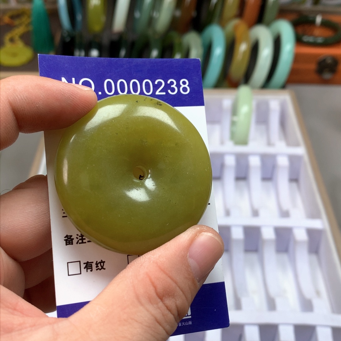 蛇纹石玉颈饰未镶嵌