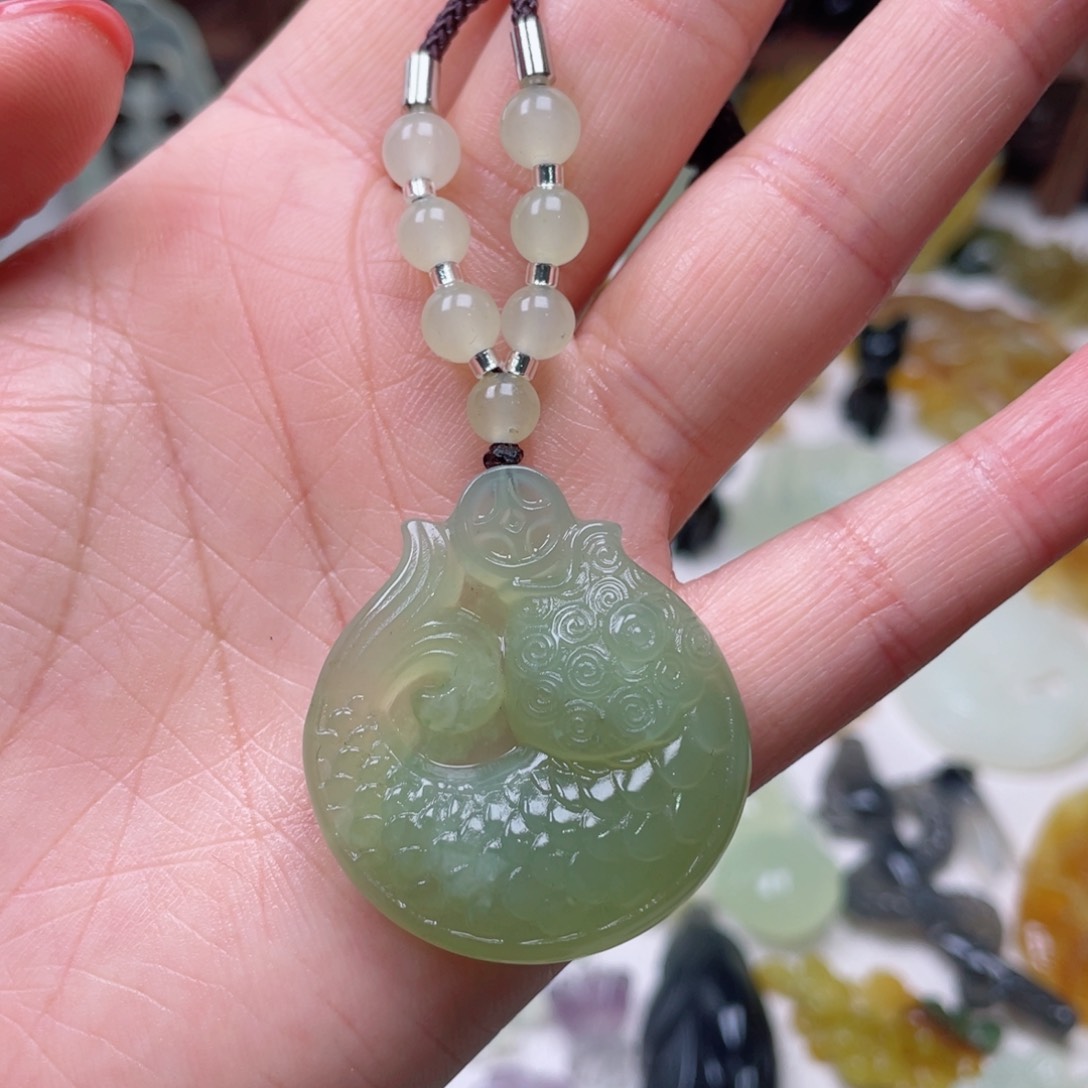 蛇纹石玉颈饰未镶嵌