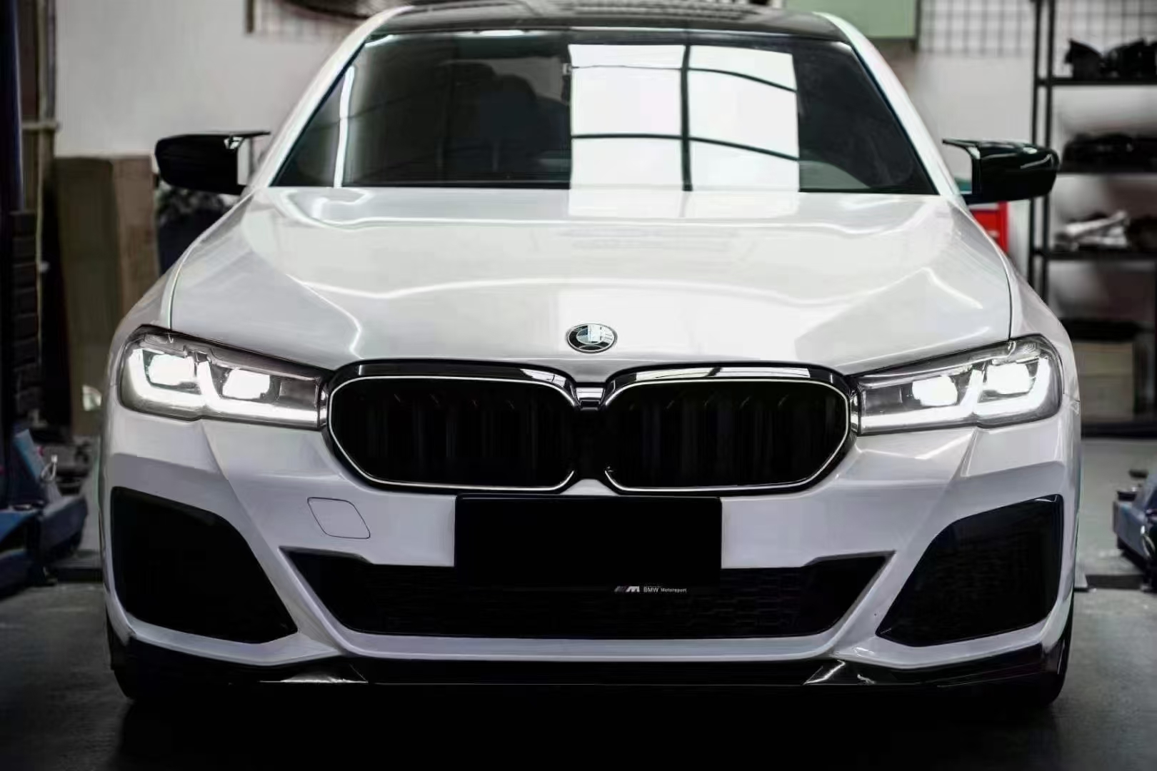 宝马5系发光中网