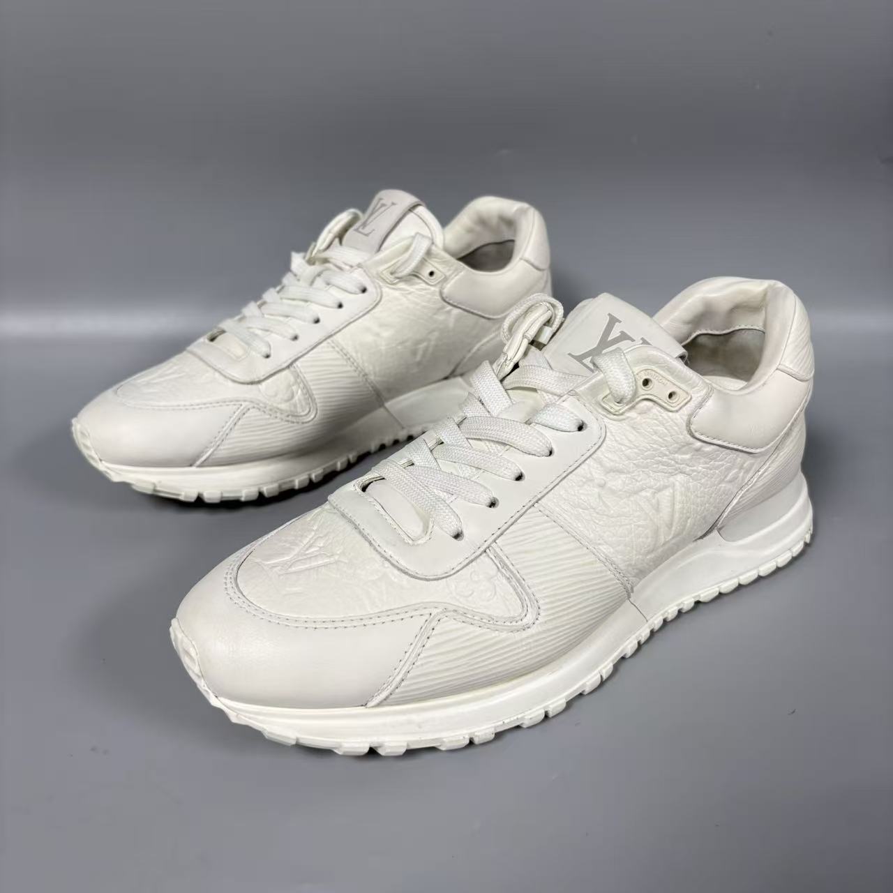 95新 LouisVuitton/路易威登 白色浮雕runaway运动鞋39.5欧 jx153