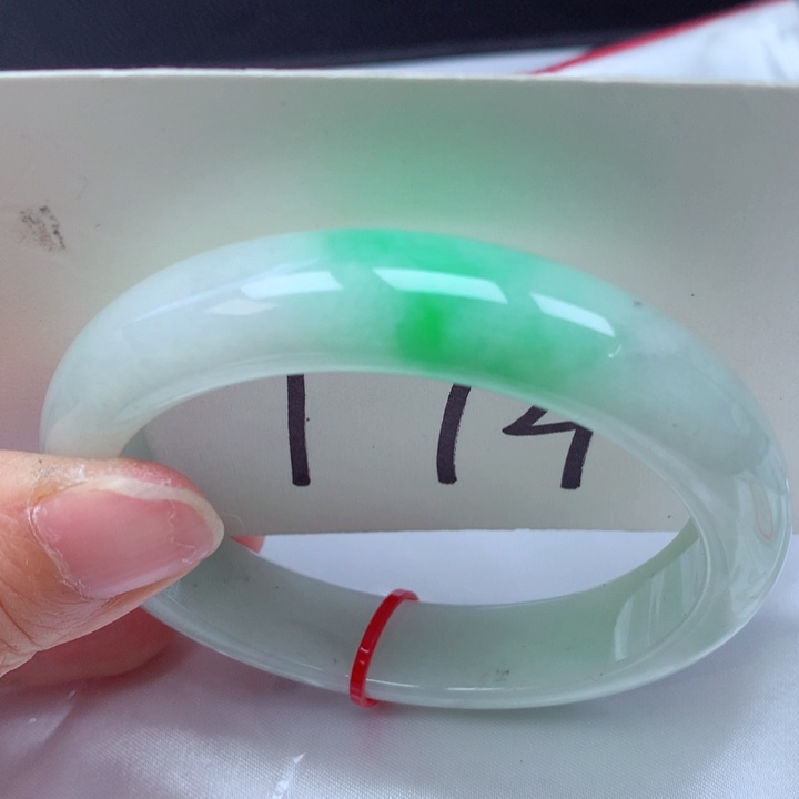 翡翠手镯未镶嵌翡翠