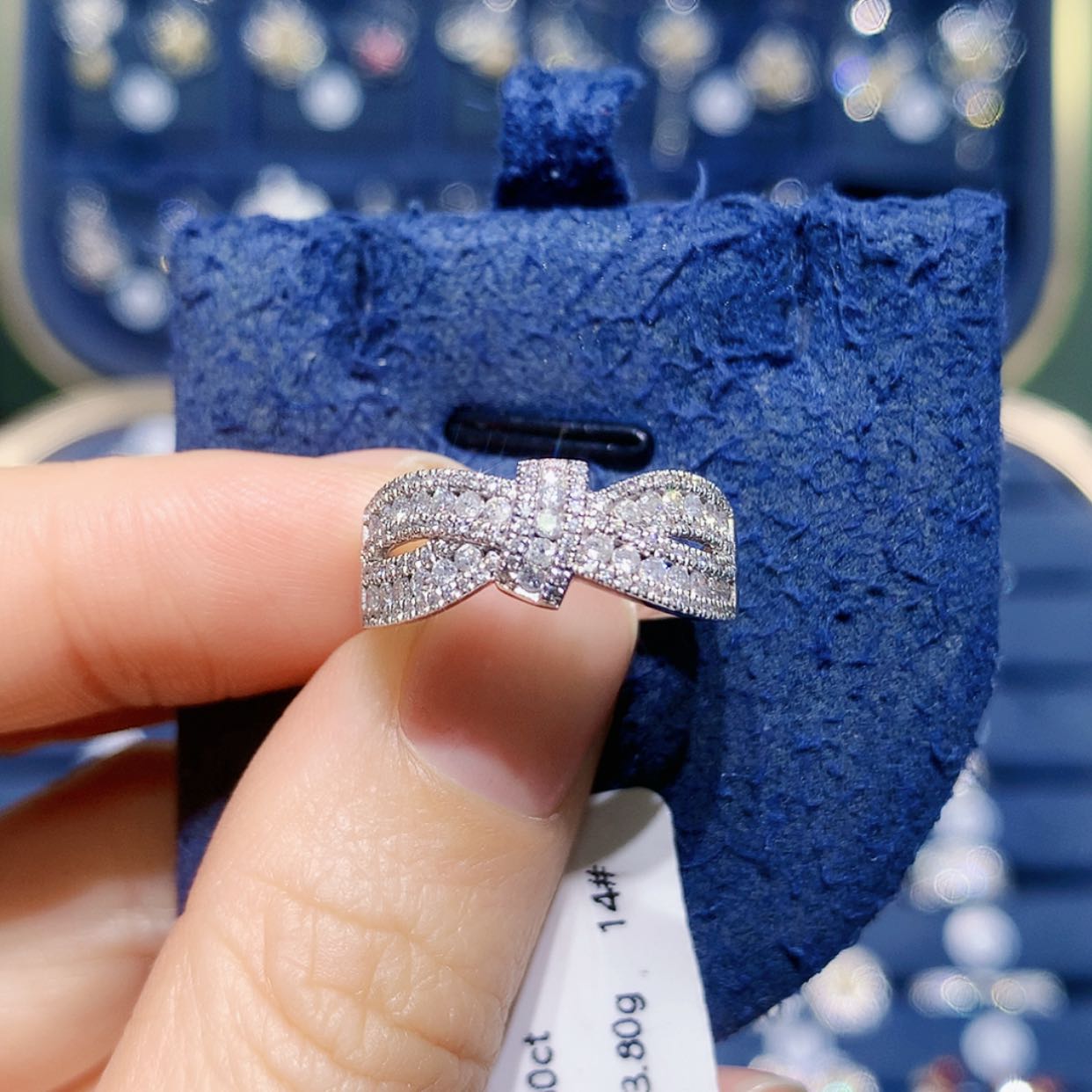 【闪购商品】铂Pt850镶嵌戒托钻石蝴蝶结排戒