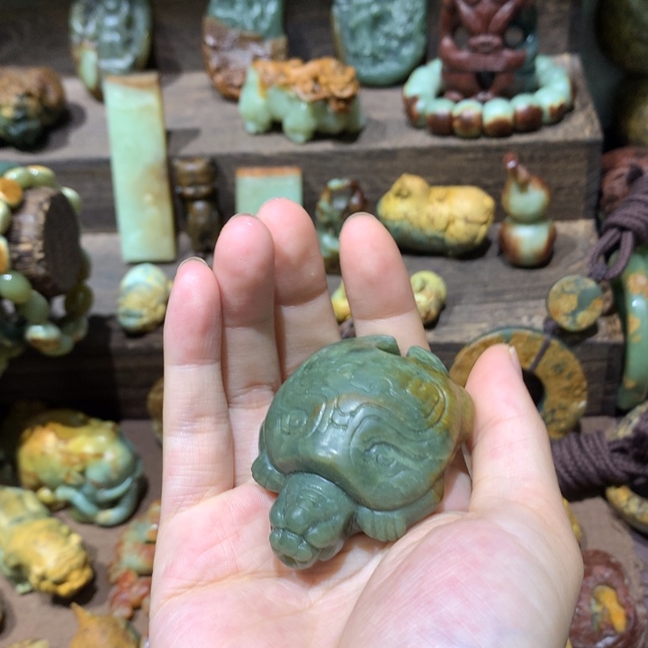 未镶嵌岫岩河磨玉（透闪石质玉）把件W****o