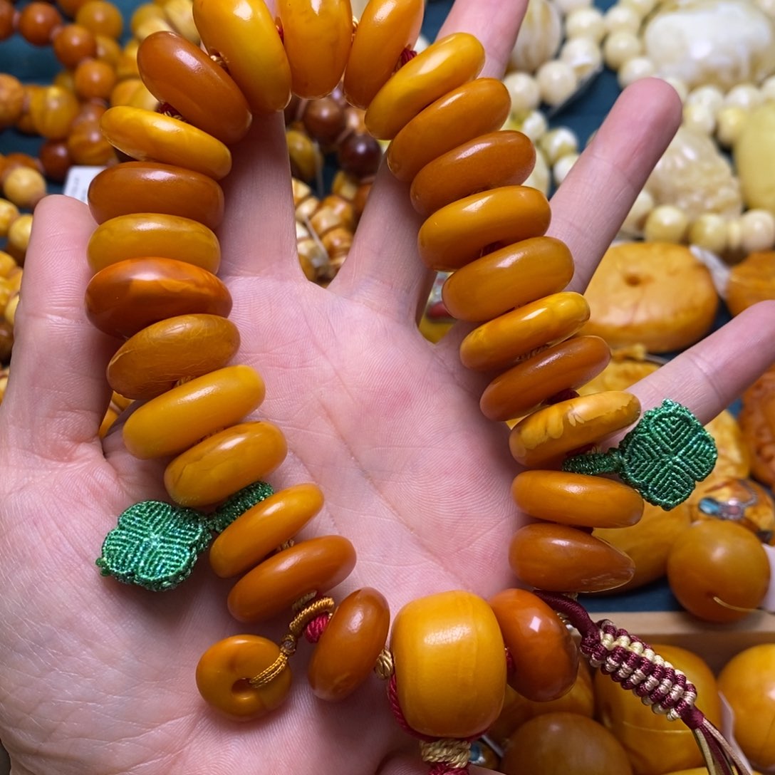 琥珀颈饰未镶嵌手持