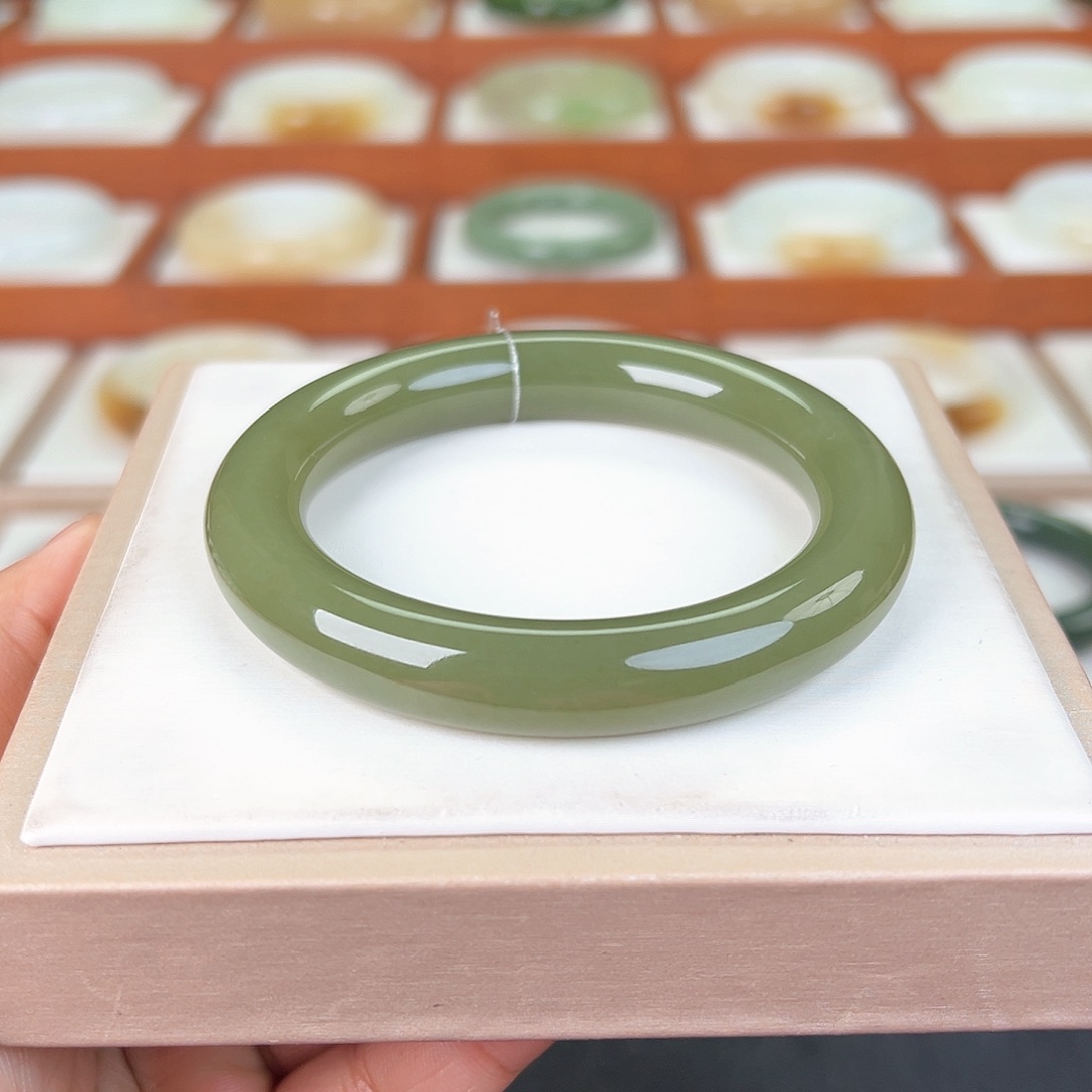 和田玉手镯未镶嵌青黄口