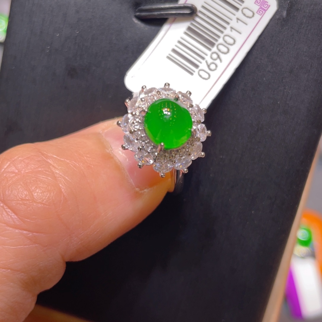 翡翠未镶嵌颈饰戒指