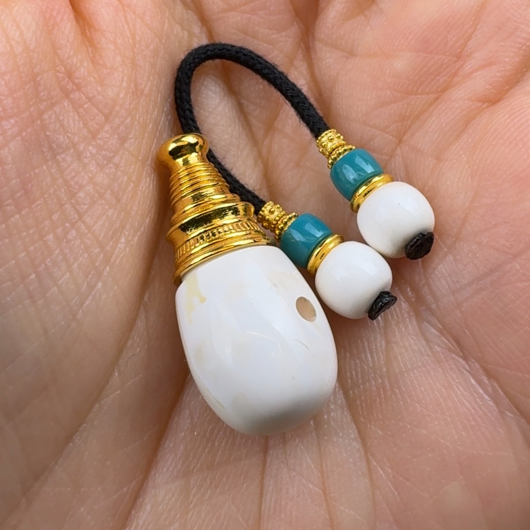 琥珀18K金镶嵌裸石蜜蜡三通弟子珠一套