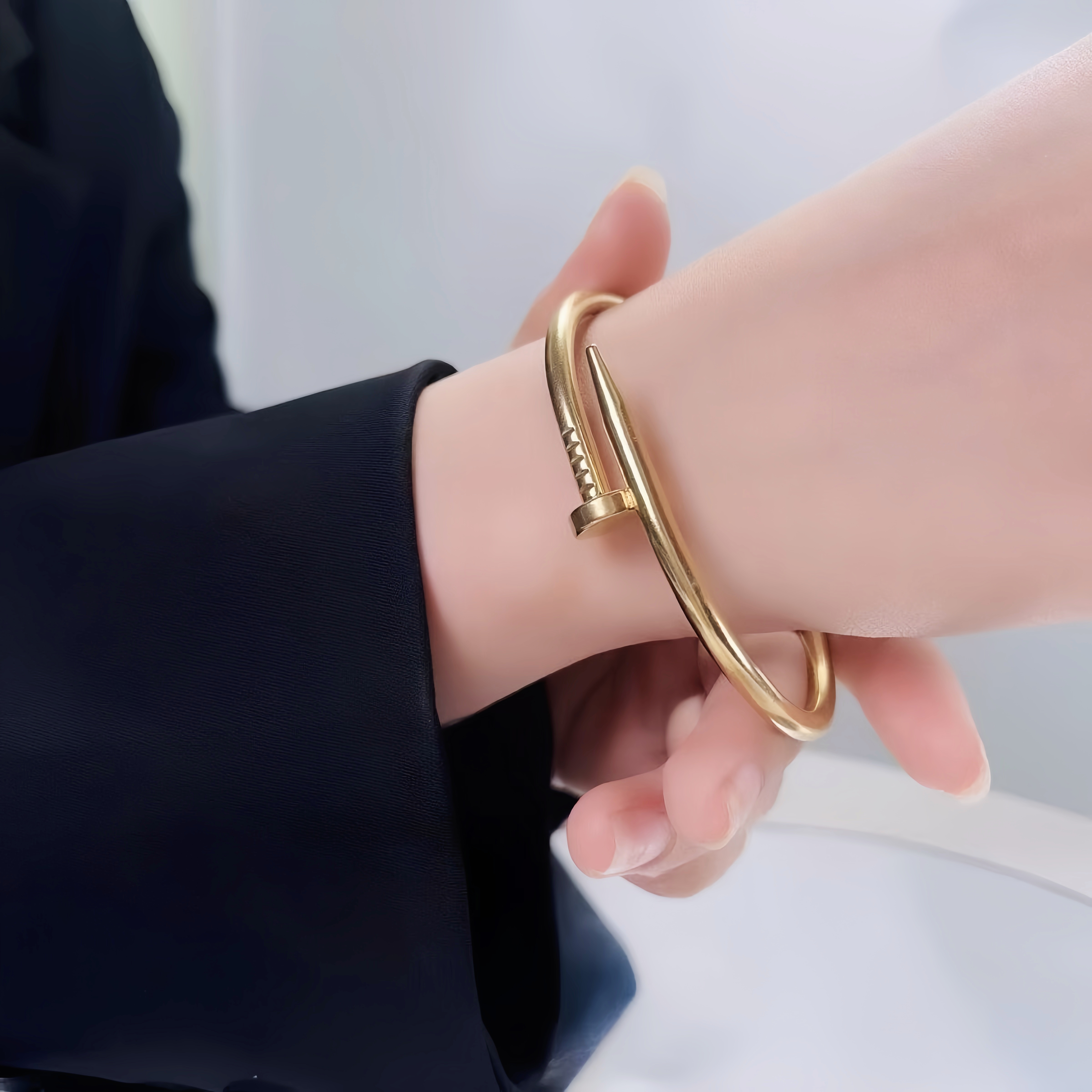 钛钢手镯 欧美金色宽版钉子手镯百搭时尚款手饰轻奢高级不掉色