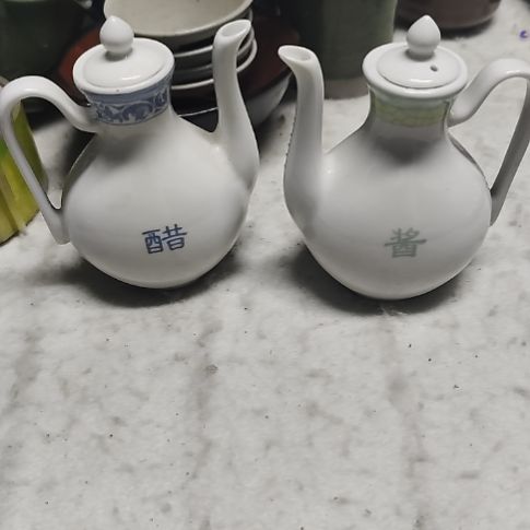 瓷片瓷片，各种摆件，盘，碗，沙锅，均有瑕疵。