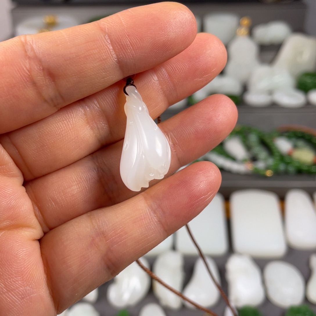 和田玉未镶嵌颈饰苏*