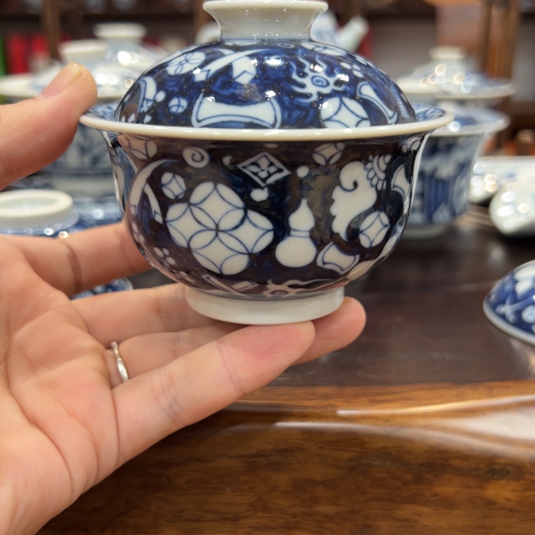 漆***m手绘青花杂宝纹盖碗