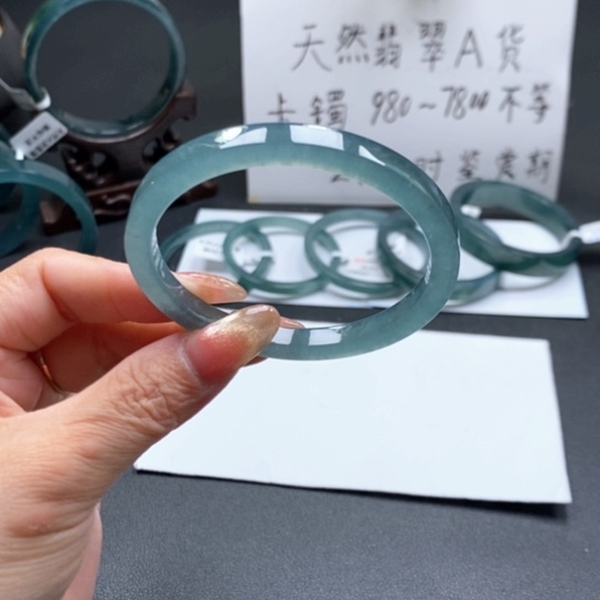 翡翠手镯未镶嵌甜****?55尺寸