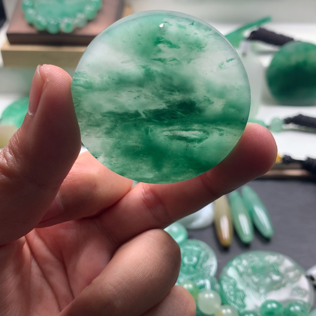 深***山石英质玉（非洲翠）未镶嵌颈饰