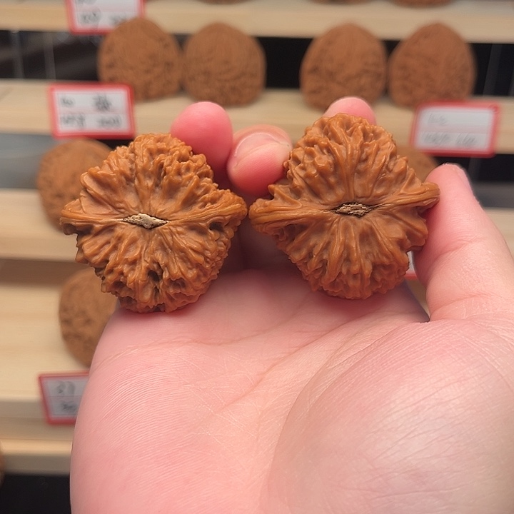 桐***…吊坠文玩核桃南疆石43桐木400不保隐黄