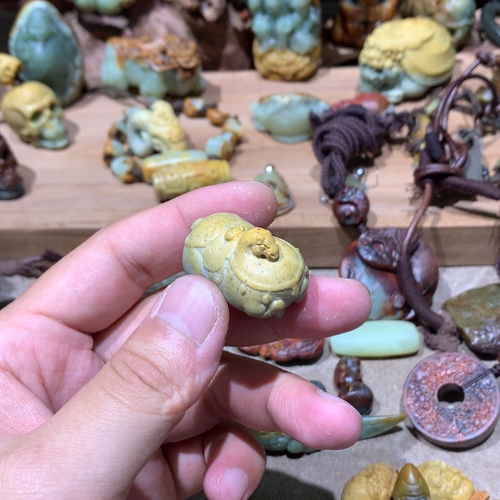 未镶嵌岫岩河磨玉（透闪石质玉）挂件