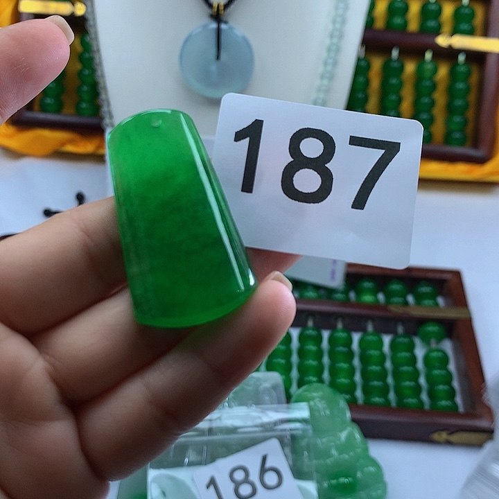 翡翠未镶嵌吊坠(赠链)