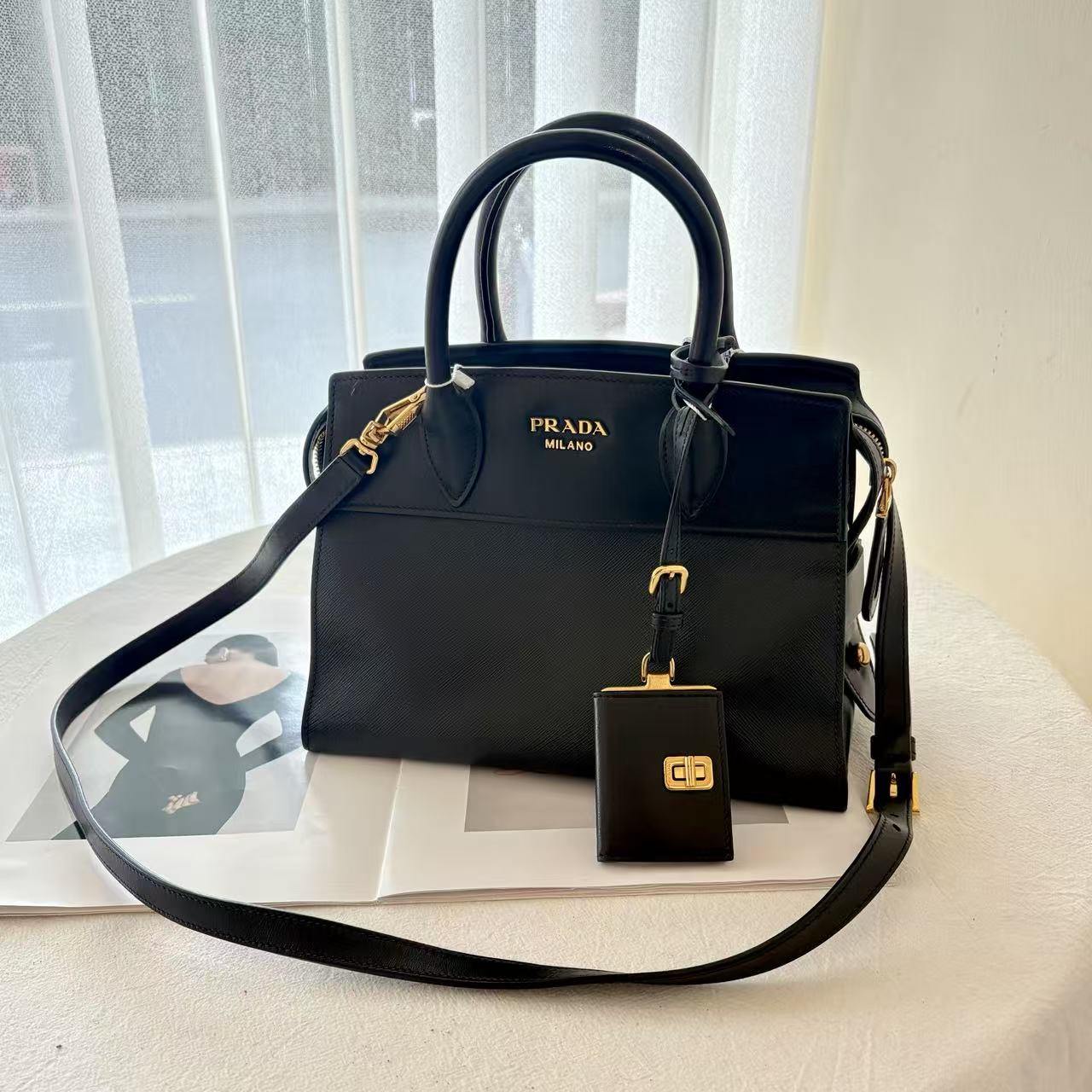 99新 Prada/普拉达 prada金属刻字手提包黑色/优选
