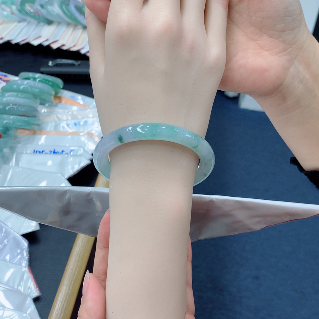 翡翠未镶嵌手镯48小时