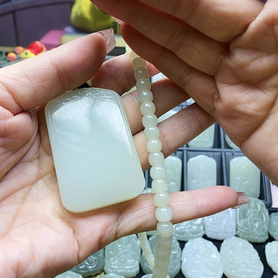 和田玉颈饰未镶嵌枫*红