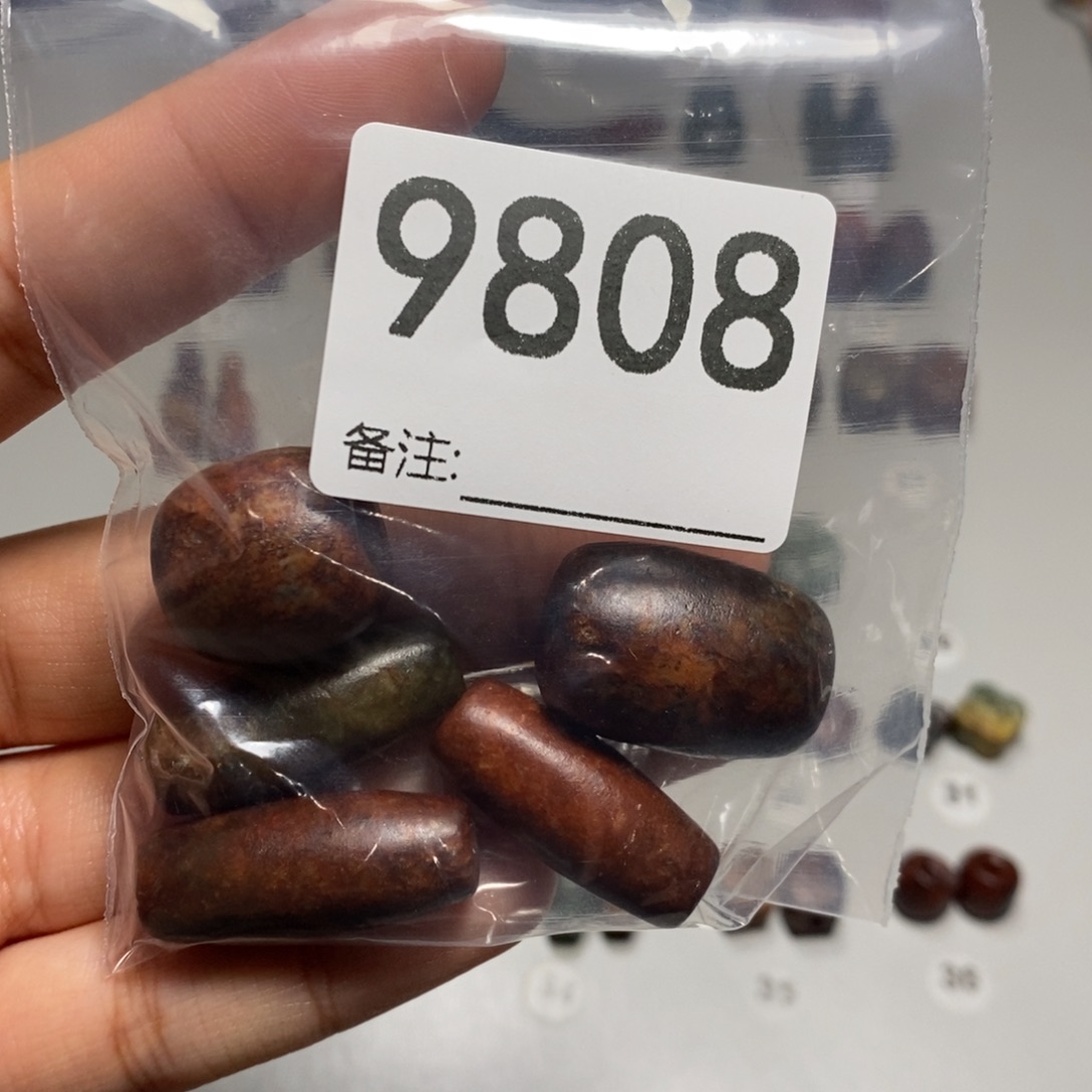 颈饰未镶嵌透闪石质玉轻**萤