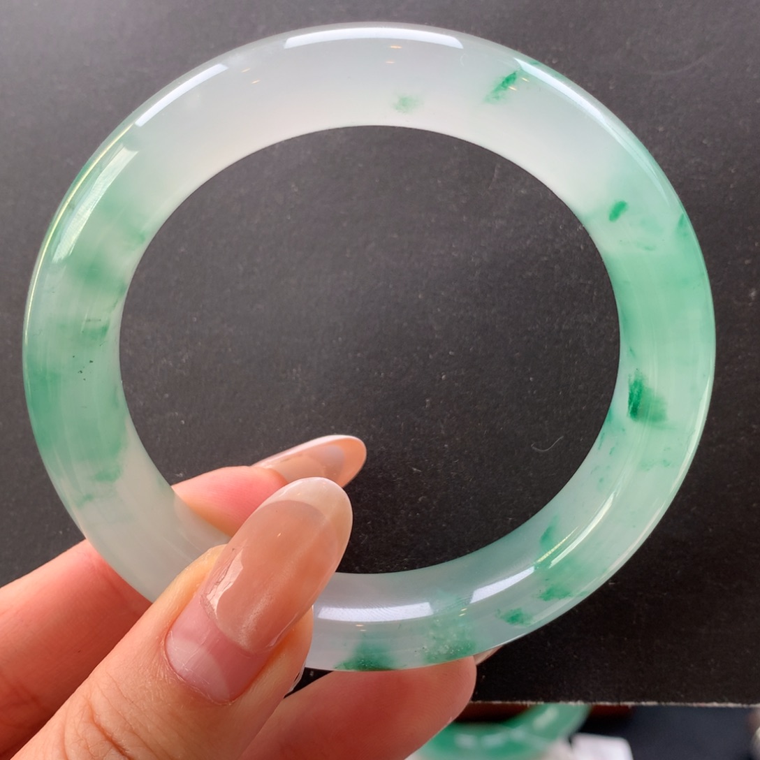 樊***樊石英质玉未镶嵌手镯