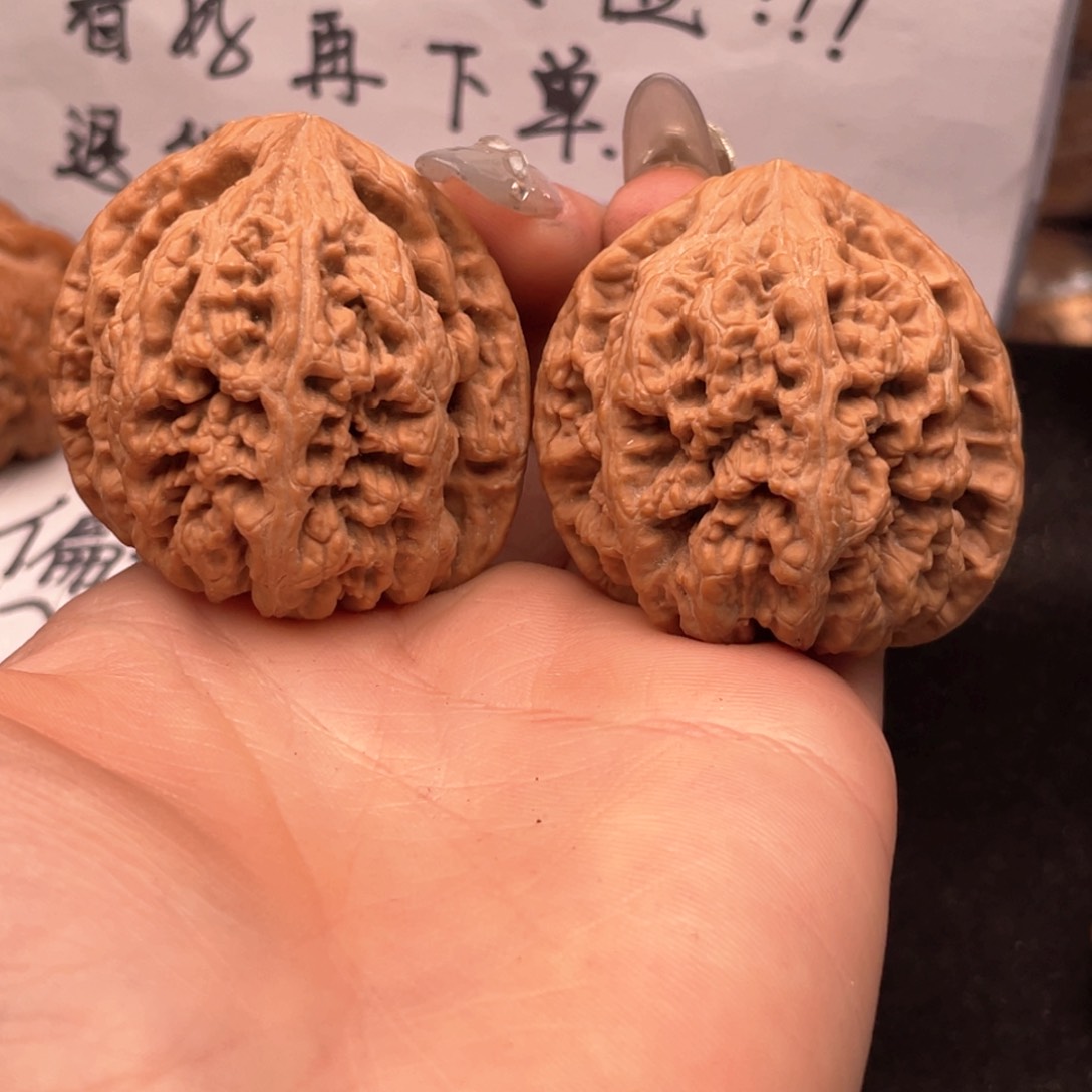 文玩核桃吊坠白**茶43粗筋