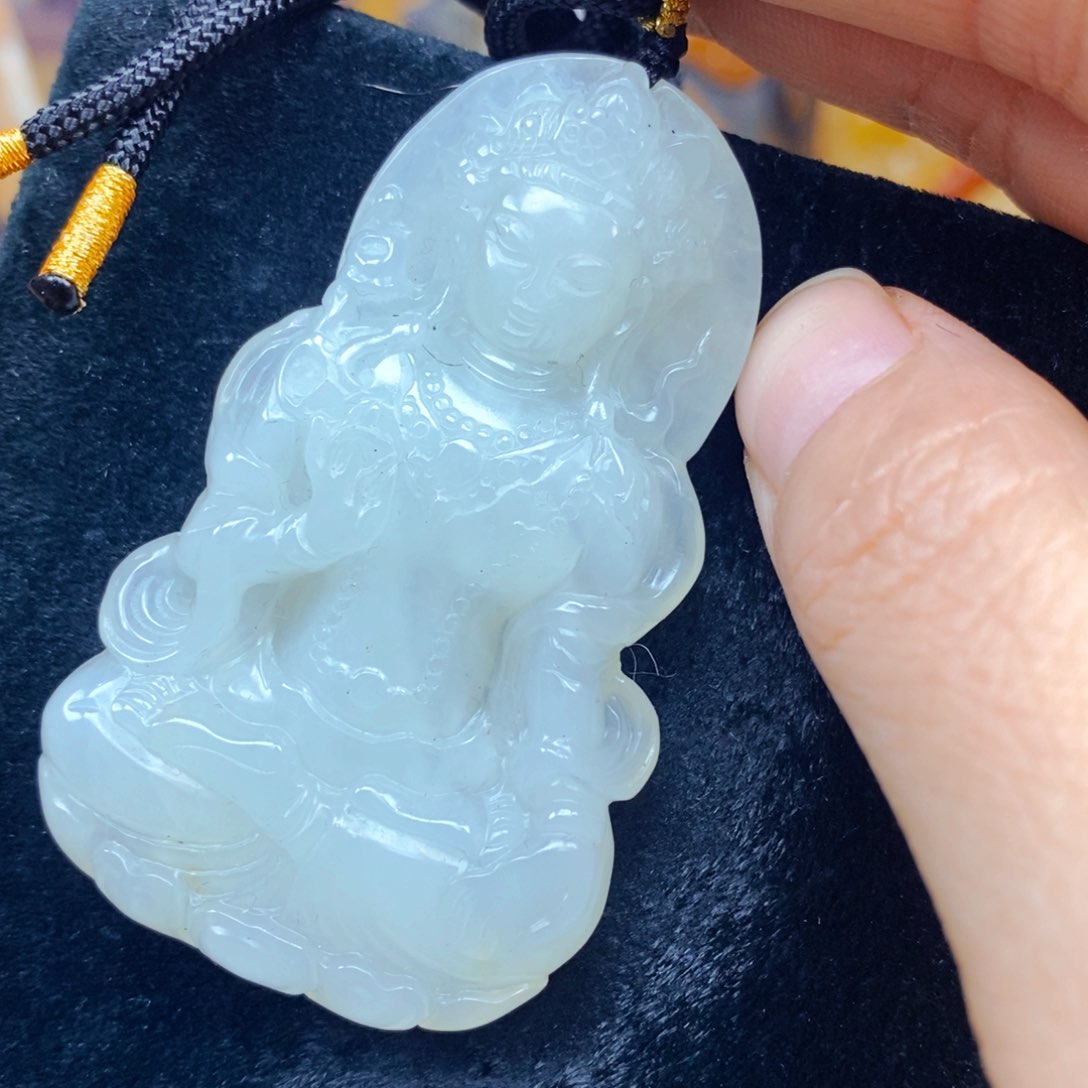 未镶嵌石英质玉（黄龙玉）颈饰