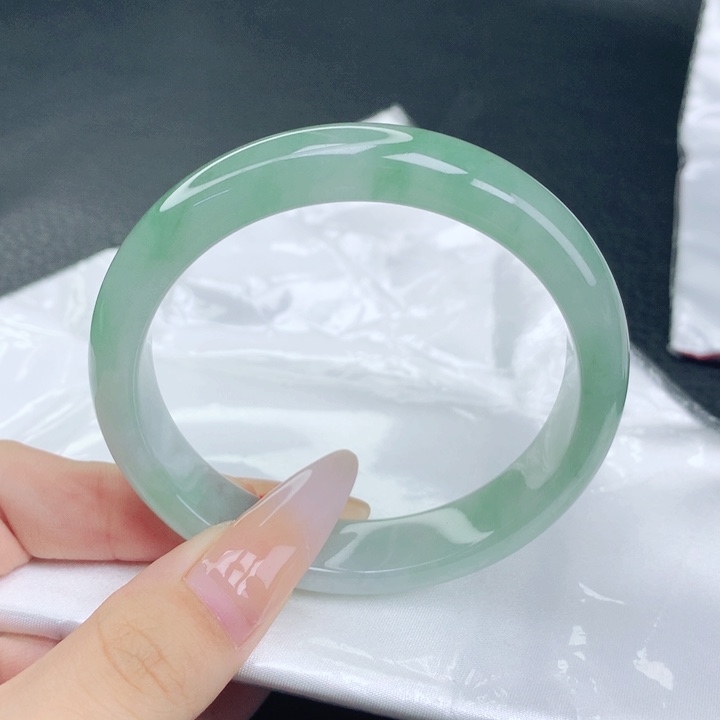 翡翠手镯未镶嵌57-58圈口