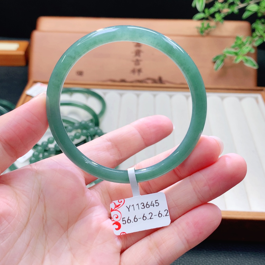 翡翠未镶嵌手镯（圆镯）