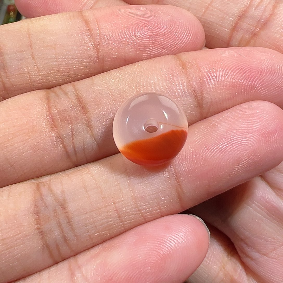 南红玛瑙未镶嵌珠宝奇石半边红扣子12m m