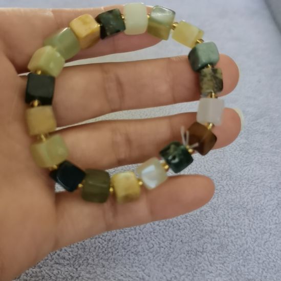 未镶嵌蛇纹石玉吊坠