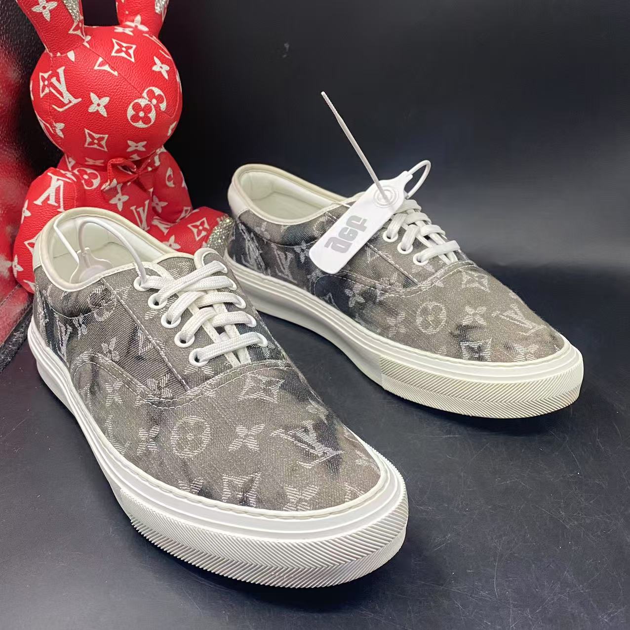 95新 LouisVuitton/路易威登 【聚星优选】灰老花板鞋43码ddm1796