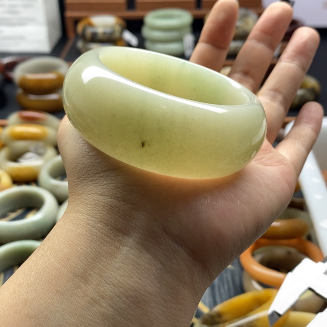 石英质玉未镶嵌手镯