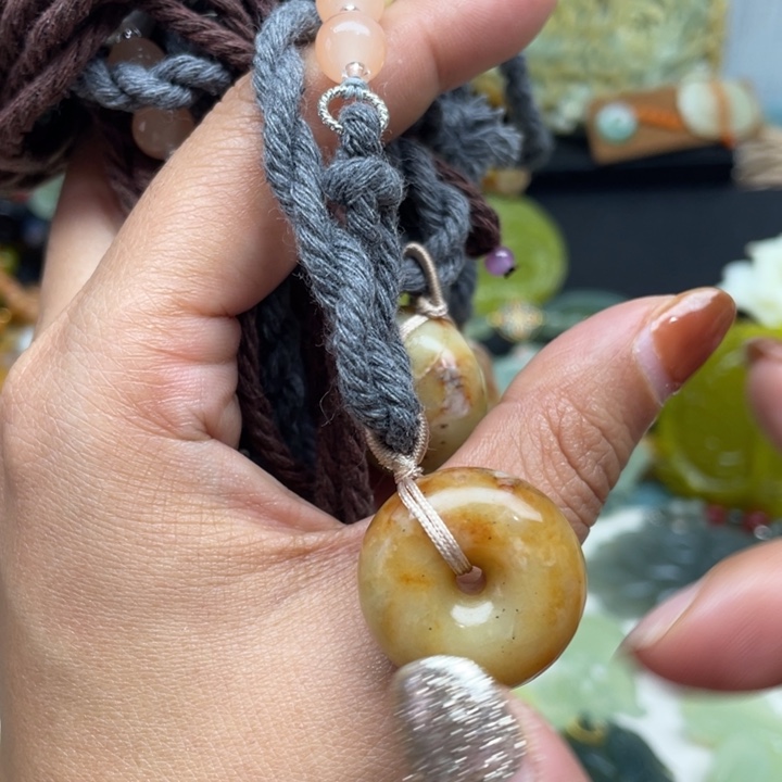 蛇纹石玉未镶嵌颈饰