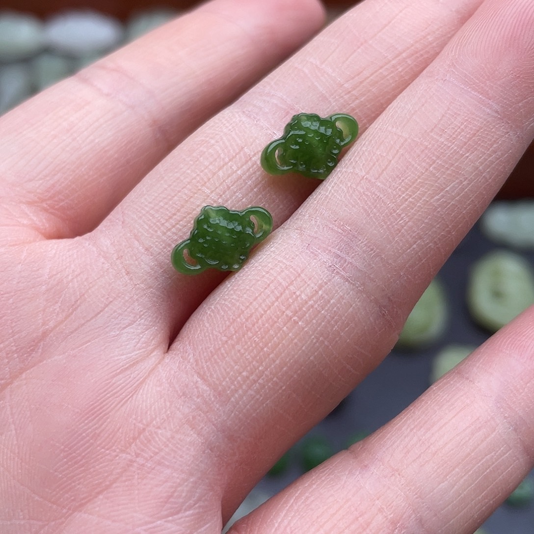 和田玉未镶嵌颈饰碧玉小中国结配饰一对